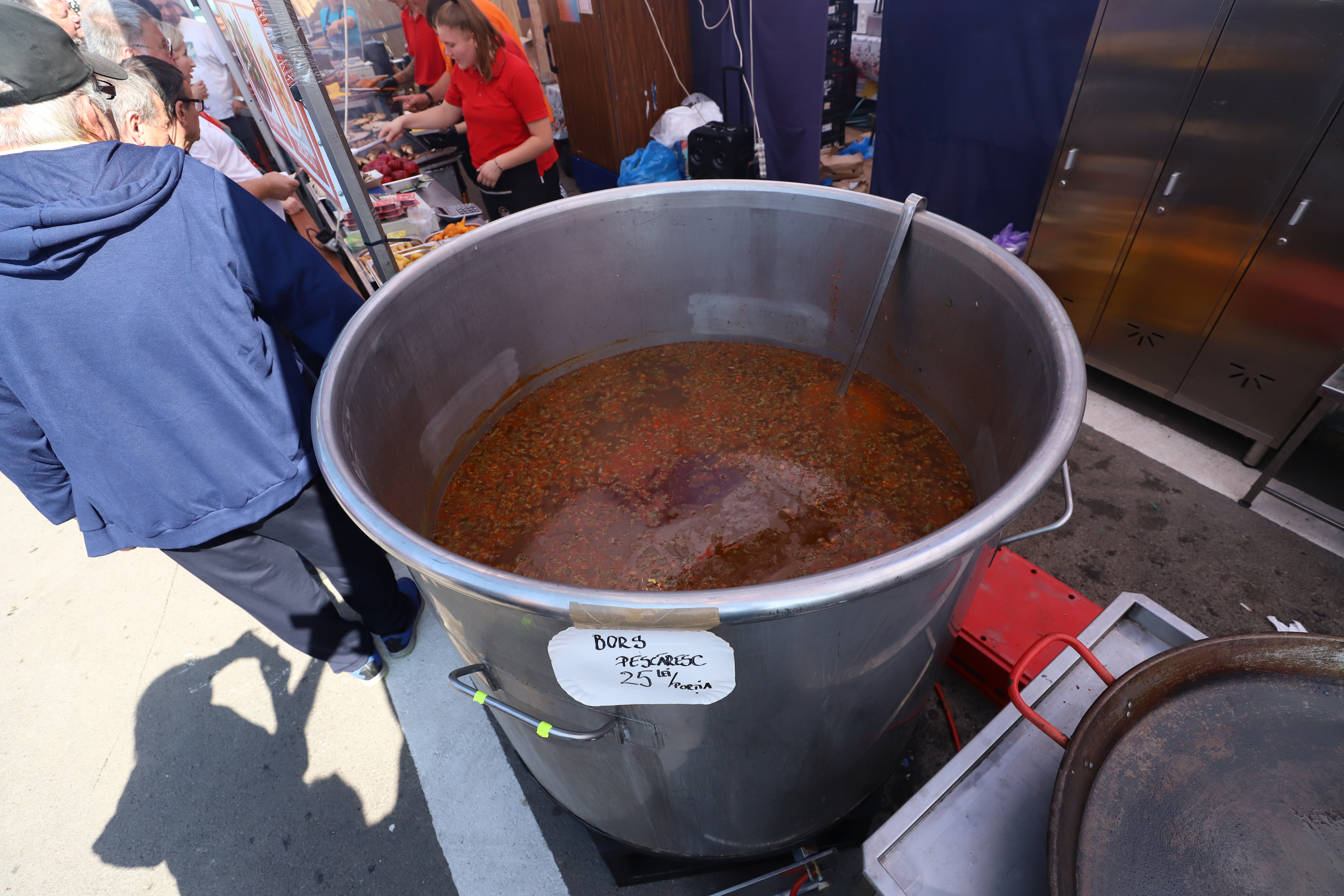 Secrete culinare de la Festivalul Borșului Lipovenesc din Jurilovca. Fără morcov, dar cu ardei și țicore de baltă: „Adevăratul gust îl dau oasele!” | FOTO REPORTAJ
