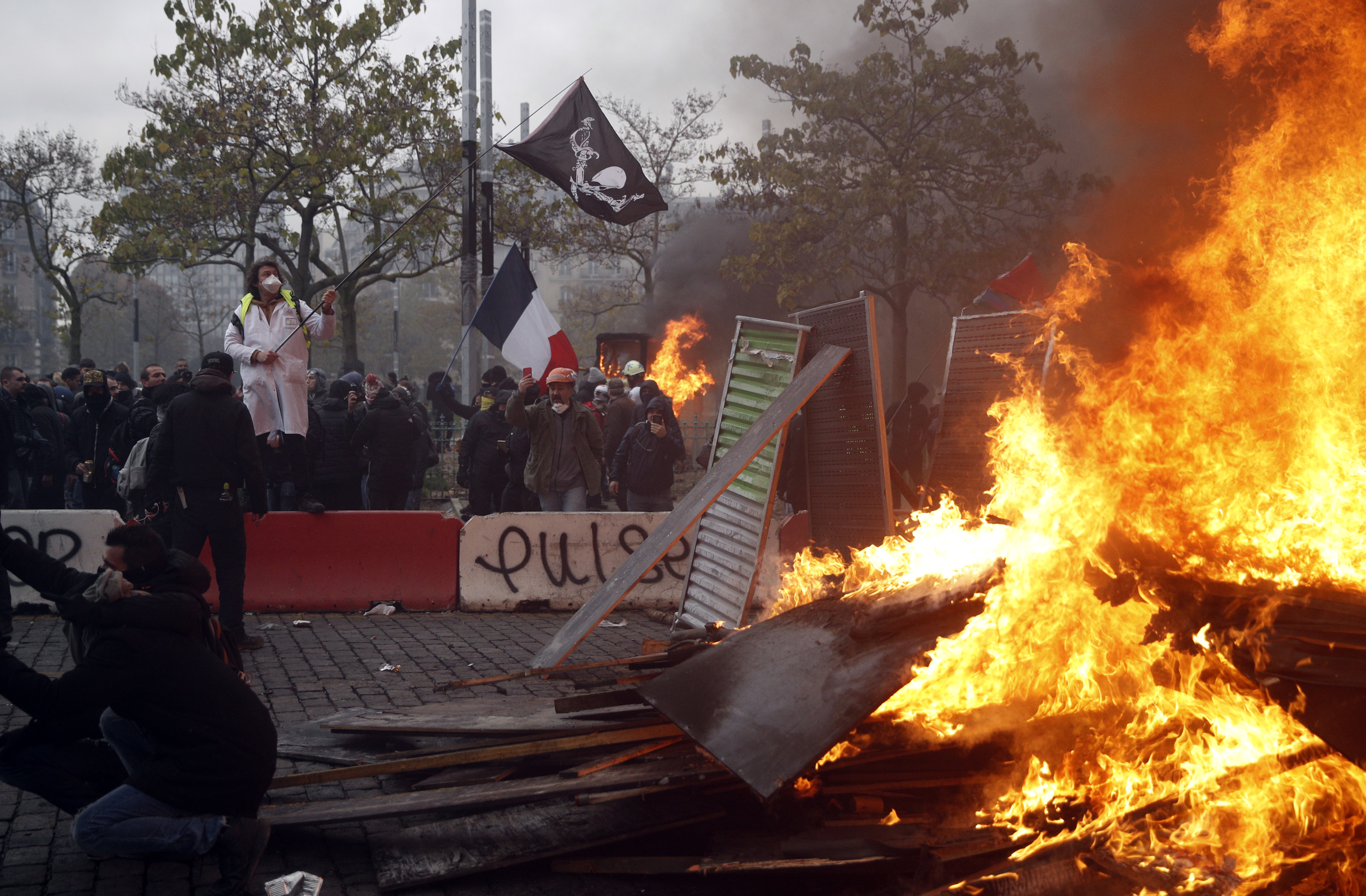 UPDATE | Noi violențe la Paris, la aniversarea unui an de la protestele „Vestelor Galbene”. Polițiștii au folosit gaze lacrimogene și au reținut peste 100 de persoane