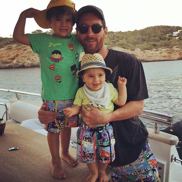 N-au loc unul de altul nici în vacanță! Messi și Ronaldo și-au ciocnit yacht-urile la Ibiza / GALERIE FOTO
