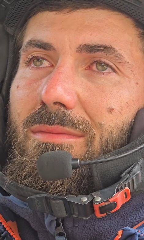 Florin, livratorul de la Glovo, în lacrimi după ce s-au strâns banii pentru iubita bolnavă. Muncea 14 ore pe zi pentru a o ajuta