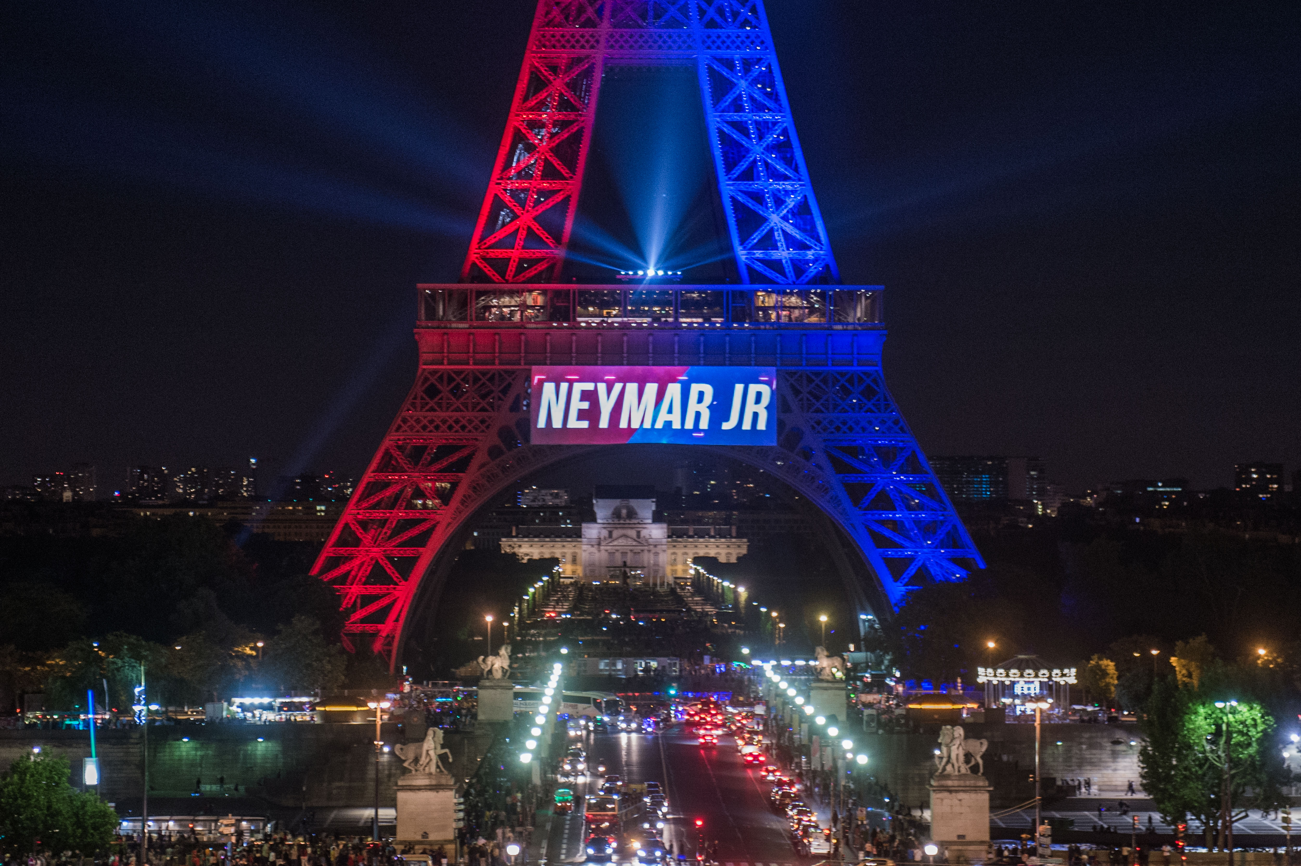 Neymar, înger la Paris, demon la Barcelona. Fanii lui PSG au cumpărat deja 10.000 de tricouri cu numele starului brazilian. Catalanii dau foc tricourilor fostului lor idol / FOTO&VIDEO