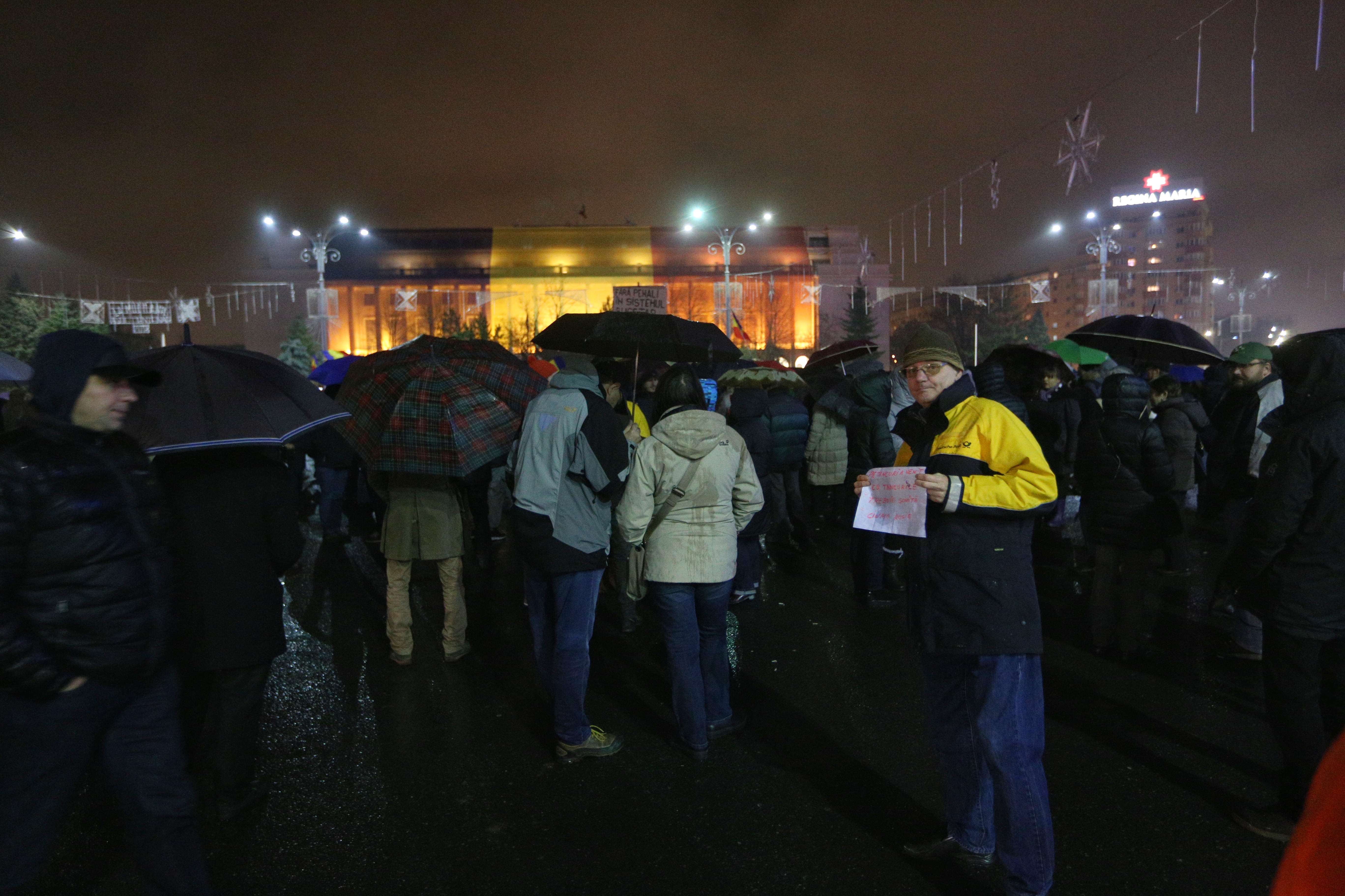 UPDATE. Protest în Piața Victoriei, de 1 Decembrie. Peste 2.000 de oameni s-au adunat la Guvern - VIDEO