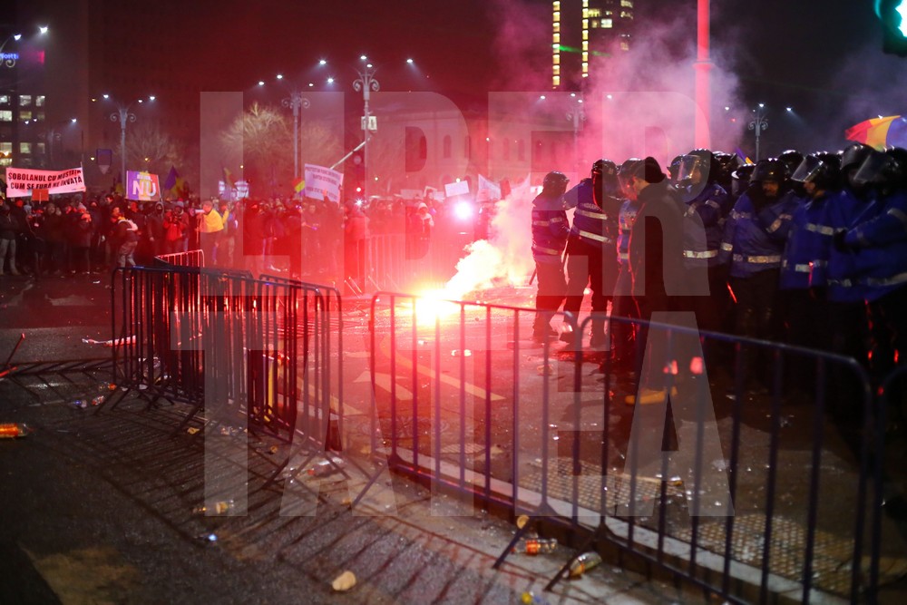 Violențe între ultrași și jandarmi, miercuri seară, în Capitală, pe finalul protestelor / FOTO & VIDEO