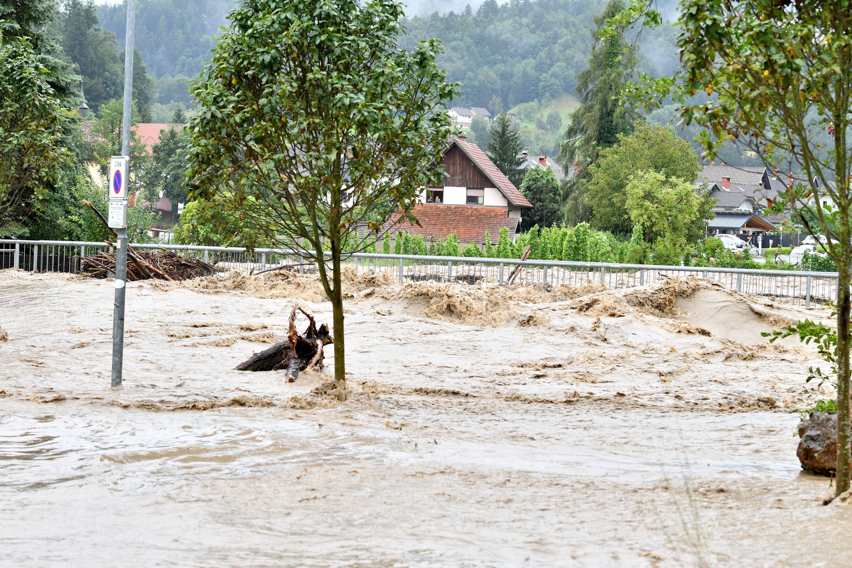 Inundații catastrofale în Slovenia, unde oamenii sunt evacuați cu elicopterele. Cel puțin trei persoane au murit