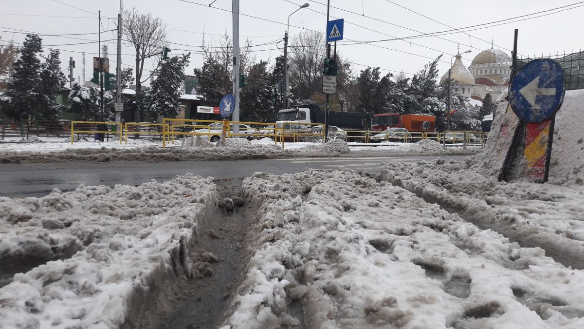 Cum se desfășoară traficul în București la această oră. Sute de utiliaje și operatori au ieșit pe străzi la deszăpezire