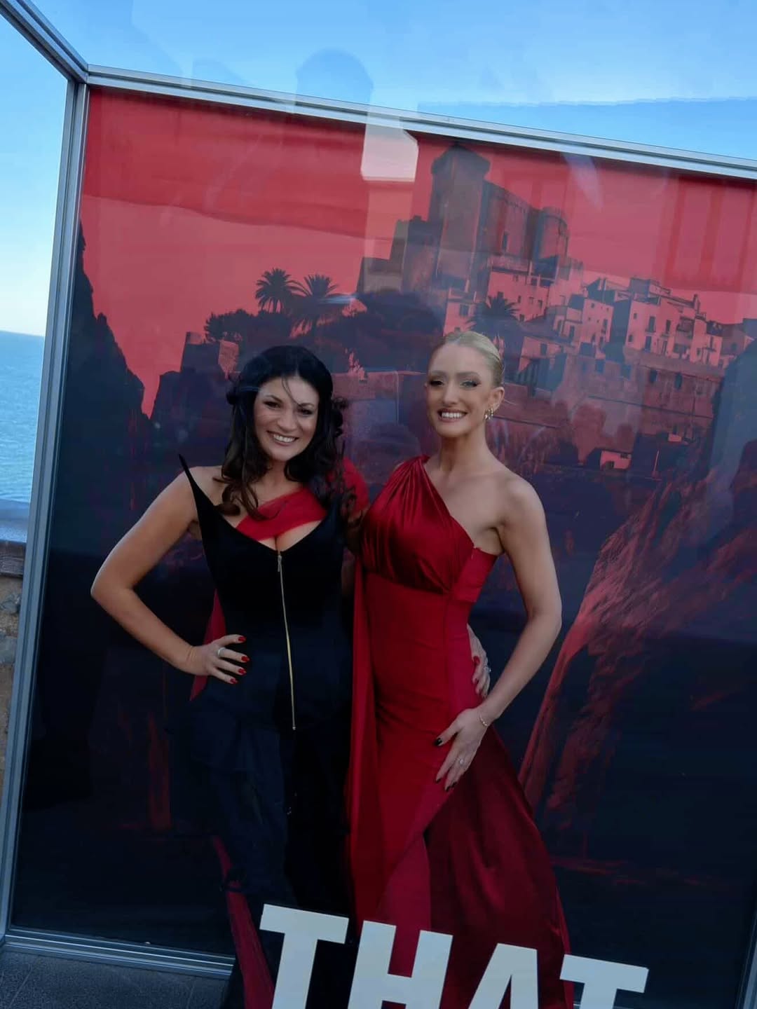 Filmul româno-spaniol „Acel martie”, gală spectaculoasă de lansare în Spania la Castelul Peniscola. Esther Acebo, Luke Roberts, Ioana Ginghină și Iuliana Pepene au pășit pe covorul roșu