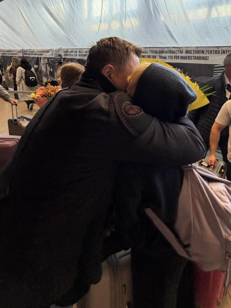 Familia lui Horia Brenciu a reușit să se întoarcă în România din Kuala Lumpur. Cum i-a așteptat artistul acasă