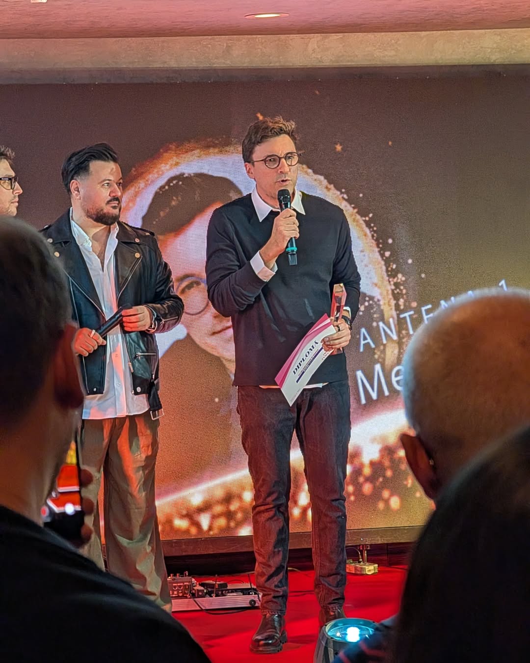 Moment inedit la Premiile TVmania: Shurubel și Bogdan Ciudoiu de la PRO TV au oferit un premiu pentru „SuperNeatza cu Răzvan și Dani”, emisiune de la Antena 1