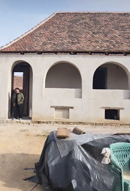 Imagini noi cu casa pe care o renovează Dana Rogoz la Viscri. Lucrările la locuința săsească au avansat