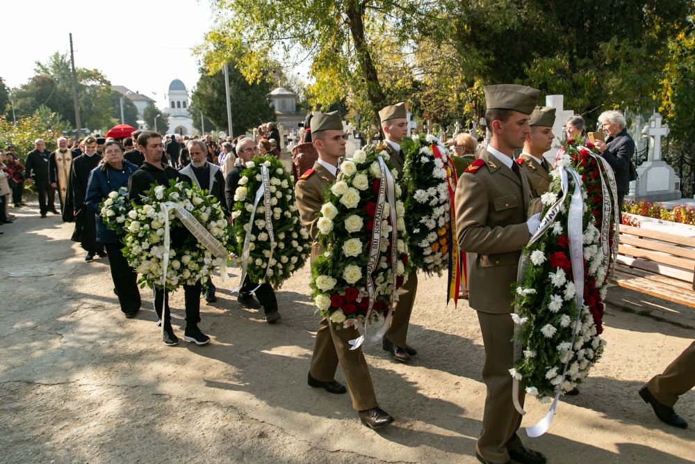 UPDATE | Tamara Buciuceanu Botez a fost înmormântată cu onoruri militare la Cimitirul Sf. Vineri din Capitală. Sute de oameni au venit să-i aducă un ultim omagiu