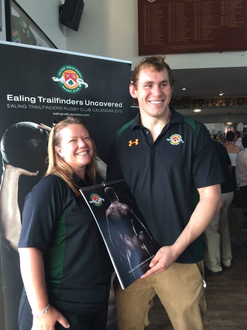 Strâng bani în muşchii goi! Rugbiştii echipei Ealing Trailfinders au pozat în scop caritabil