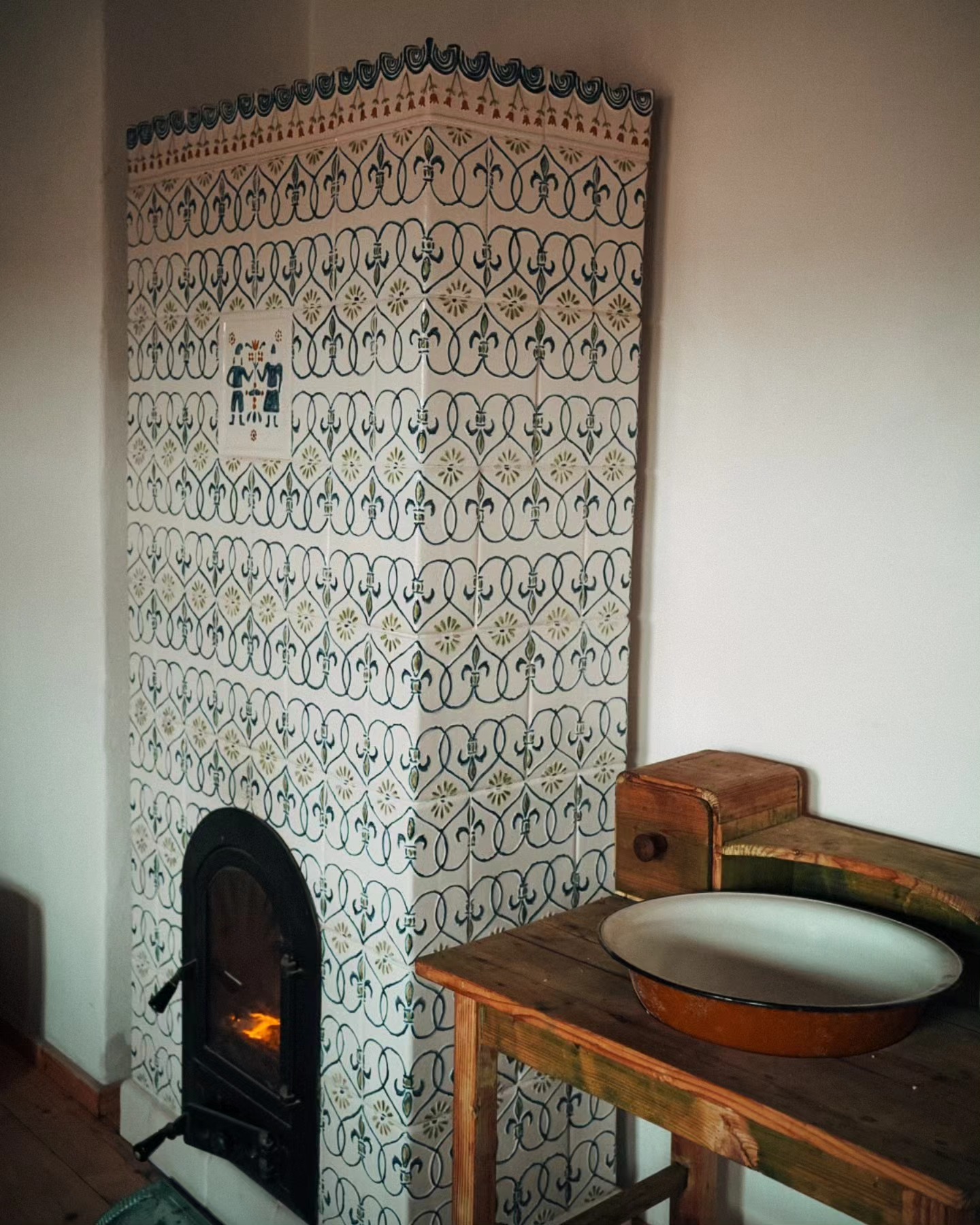 Imagini din casa de la Viscri a Danei Rogoz, decorată de Crăciun. Bradul l-a așezat pe masa din bucătărie, iar coronița a pus-o pe poartă