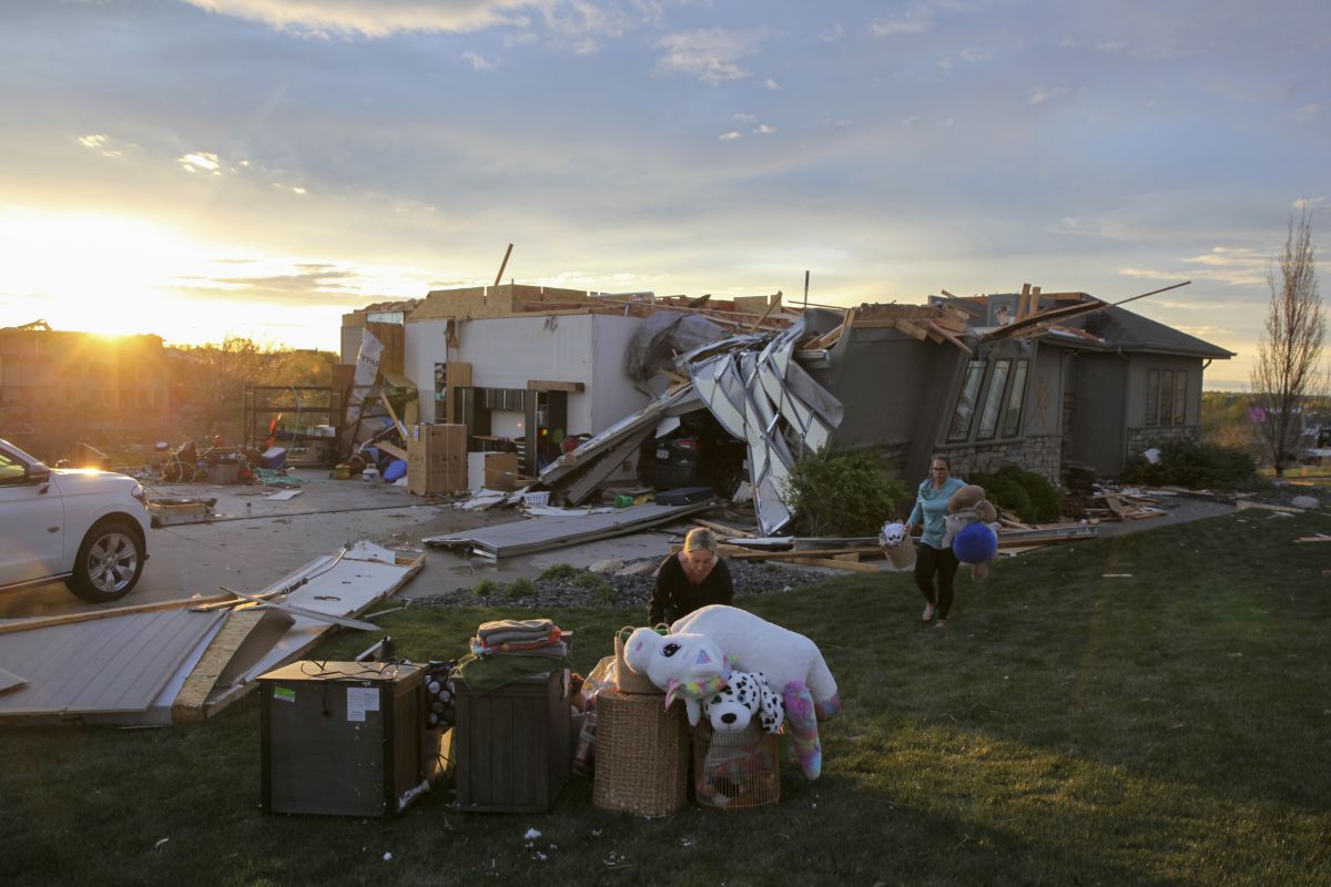Zeci de tornade au măturat centrul SUA. 50 de milioane de oameni, încă sub amenințarea fenomenelor meteo extreme