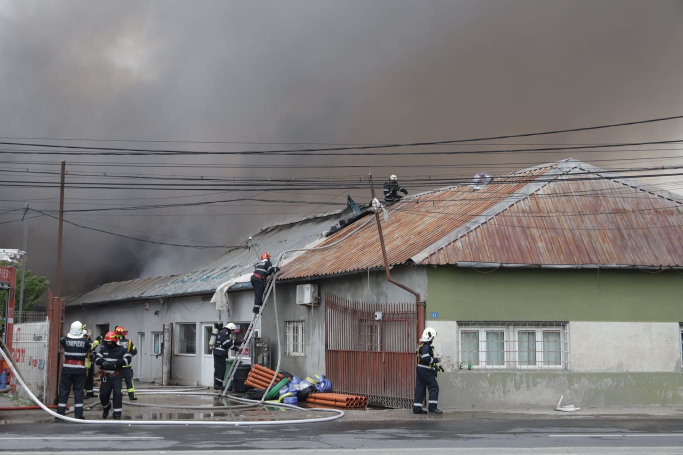 FOTO&VIDEO / Incendiu violent la un depozit de mase plastice și vopseluri de lângă București. Trei persoane au ajuns la spital