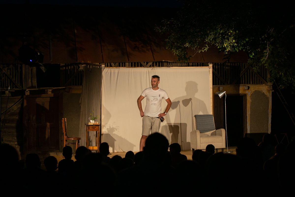 “Cultură’n șură”. O trupă de tineri artiști transformă curțile sătenilor în scene de teatru, de opt ani: “Dacă locuiești într-un sat, nu înseamnă că trebuie să fii izolat cultural”