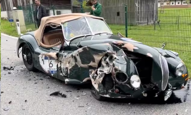 Mobilozás közben törte rommá a 150 milliós Jaguart egy 23 éves magyar nő Ausztriában – lesújtó fotók