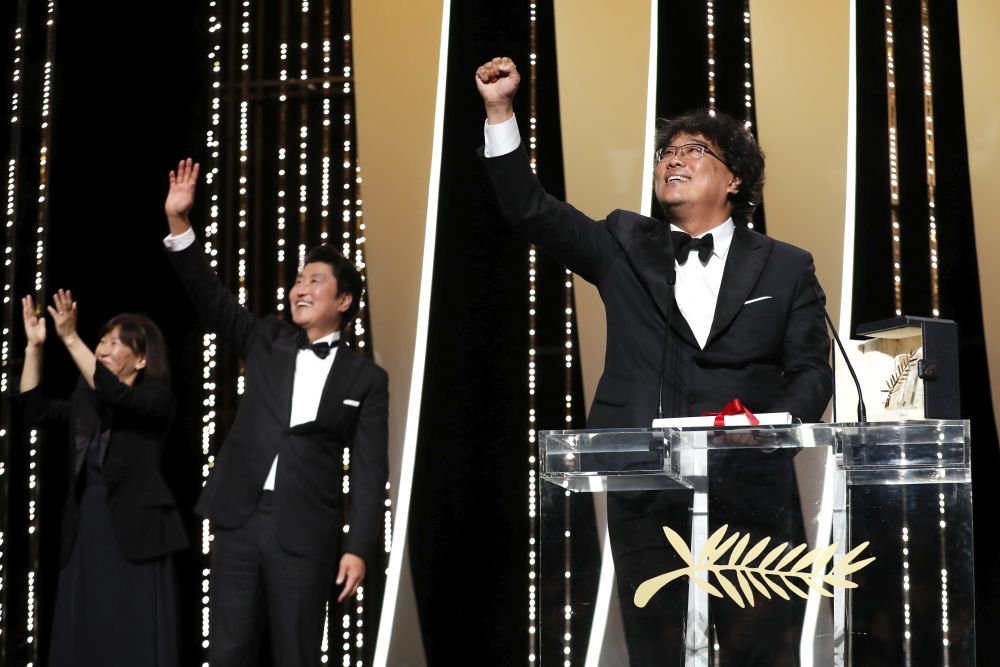Filmul „Parasite” a câștigat trofeul Palme d'Or la Cannes 2019. Actrița celebră care i-a înmânat râvnitul premiu regizorului sud-coreean / FOTO&VIDEO