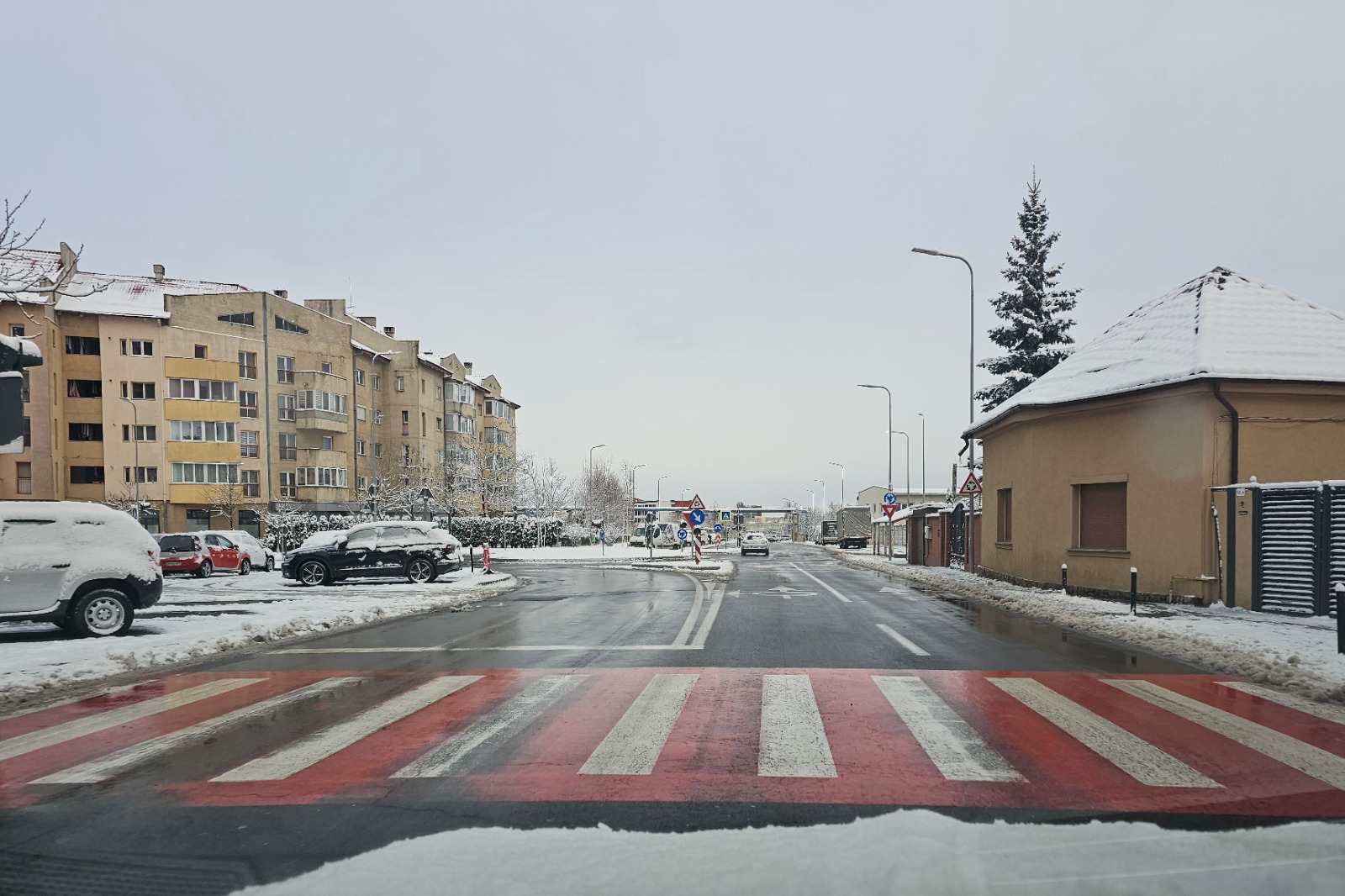 Iarna s-a întors la Brașov. Cum arată străzile după intervenția a zeci de utilaje de deszăpezire