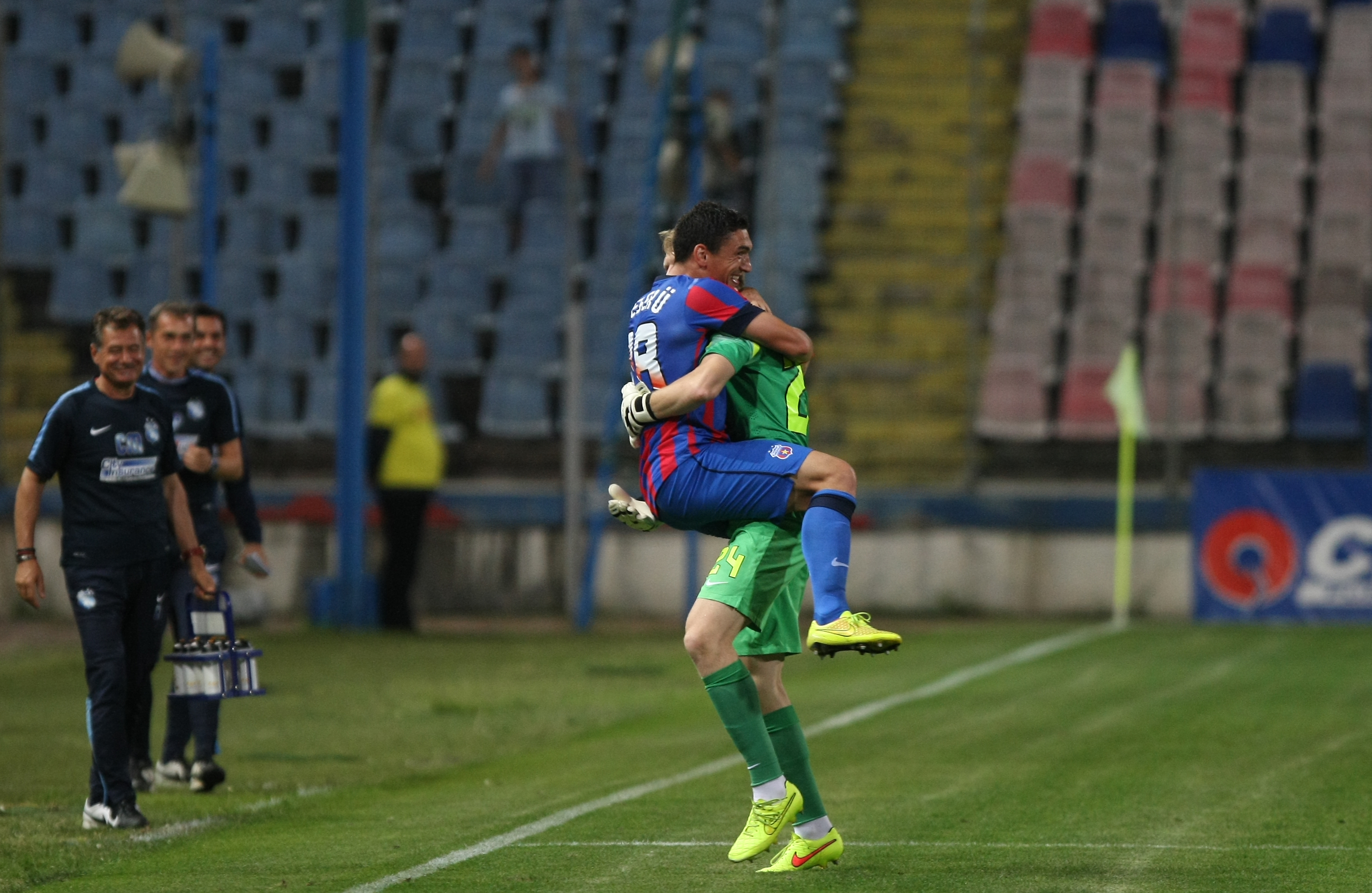 VIDEO & GALERIE FOTO/ Liga I: Steaua - Gaz Metan 3-1. ^ "Dublă" Keşeru. Sânmărtean a înscris  direct din corner. Steaua a urcat pe primul loc