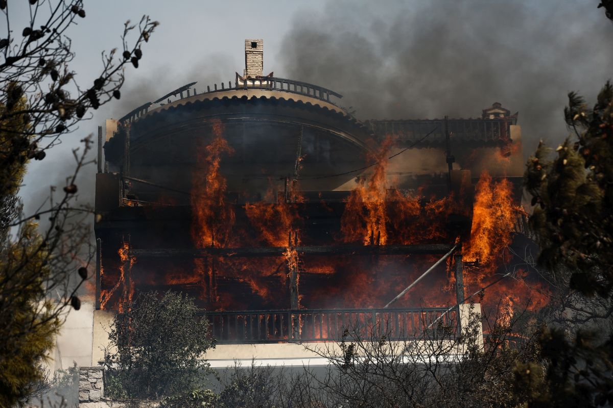Incendiu violent lângă Atena. „Situația este îngrozitoare și vântul nu ajută”