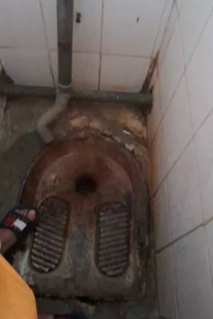 Imagini din închisoarea Poarta Albă, unde 12 britanici sunt închiși, publicate în presa britanică: „Singura toaletă e o gaură în pământ” | FOTO