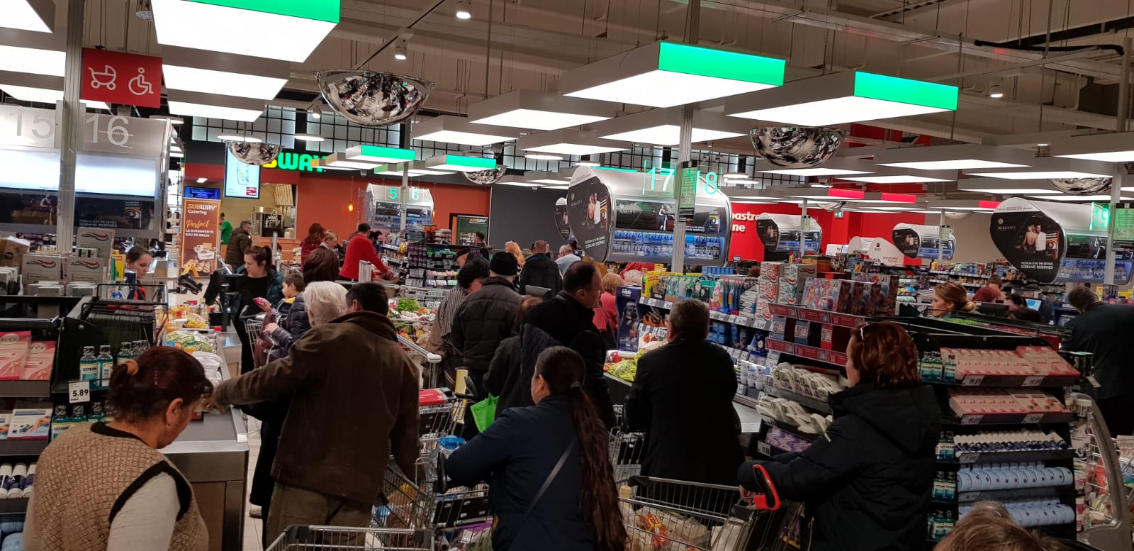 FOTO | Cozi la supermarketuri, de teama coronavirusului: „Ca de Crăciun, Paște sau 1 Mai a fost”