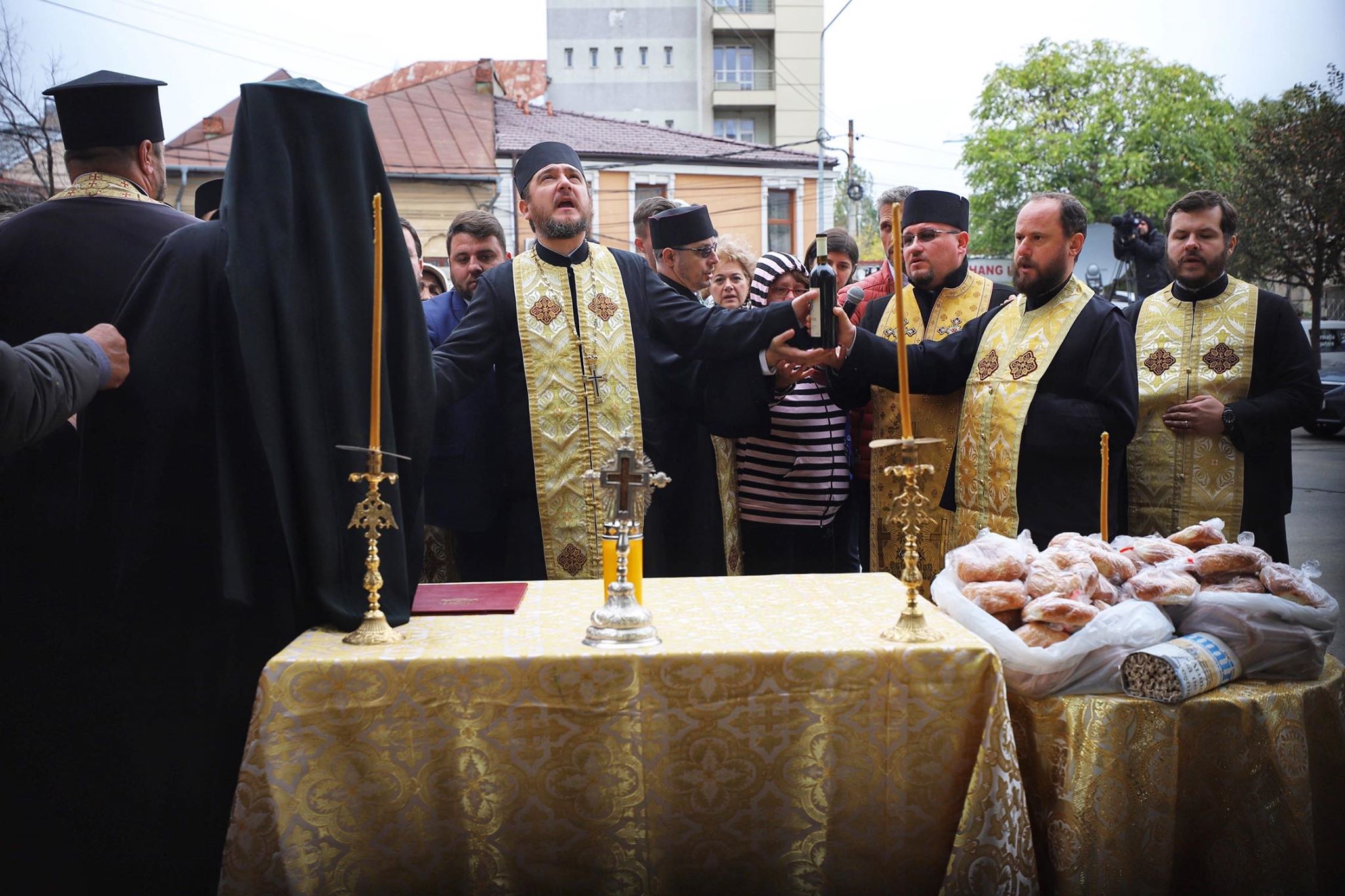 Flori și lacrimi la altarul Colectiv. Oamenii au adus un omagiu pentru cele 64 de victime