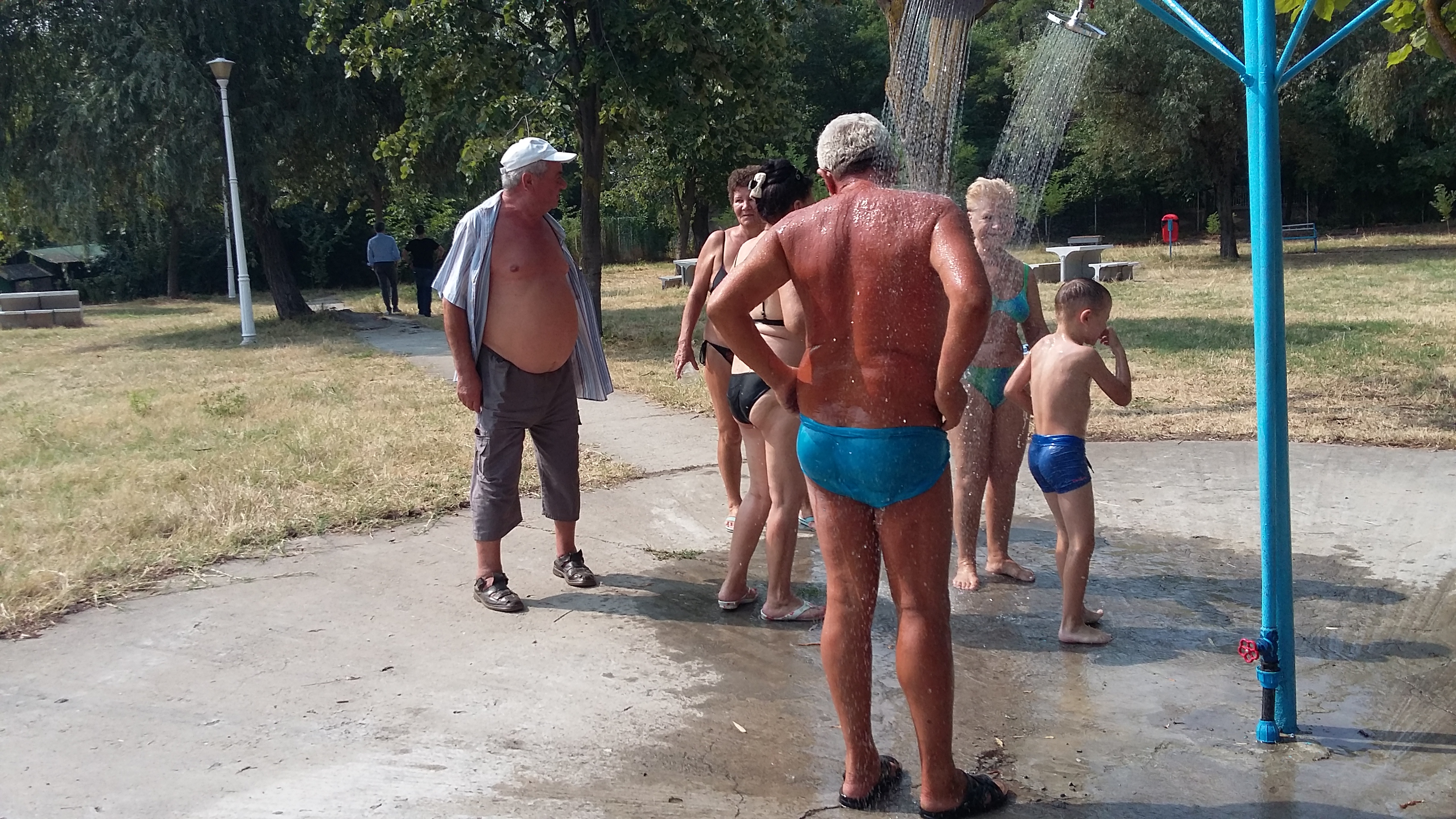 Au redeschis plaja, dar fără apă în bazine! ”Înoată” la duș | GALERIE FOTO