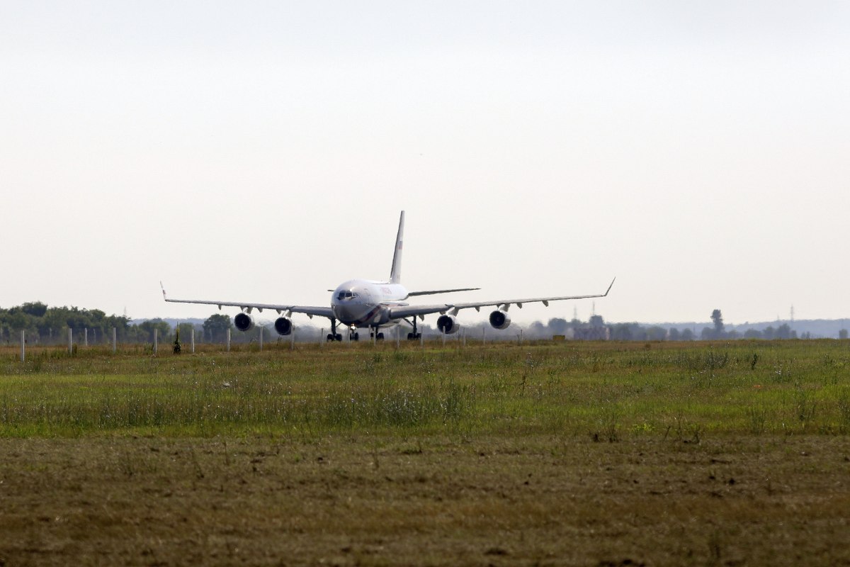 Avionul trimis de Rusia să repatrieze diplomații refuzați de MAE a plecat cu o întârziere de 6 ore de pe Otopeni. Care a fost motivul