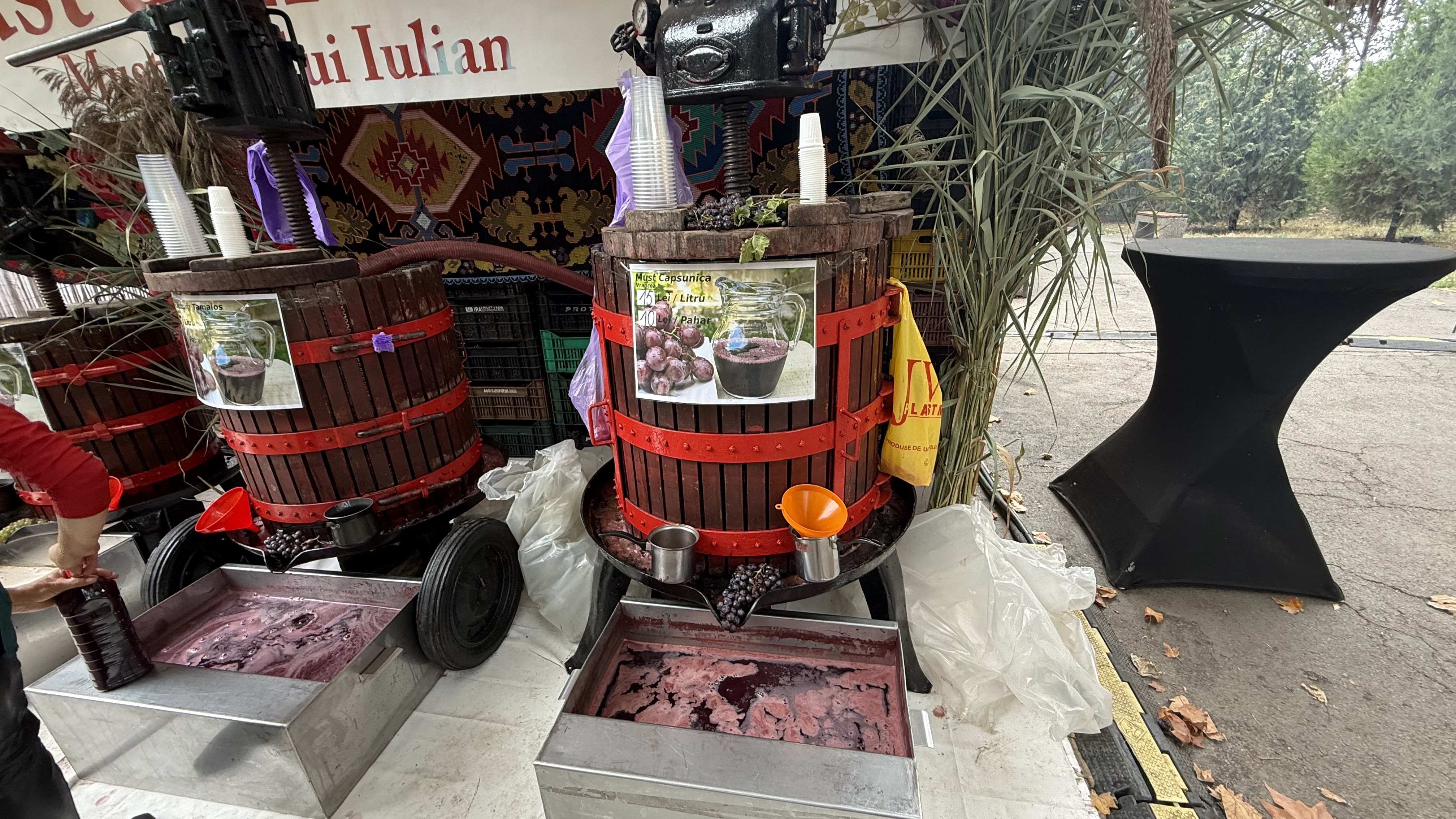 Cât costă o sută de grame de pastramă de berbecuț la un târg de toamnă? „Scumpă, dom’le! Dă-o dracului de treabă”