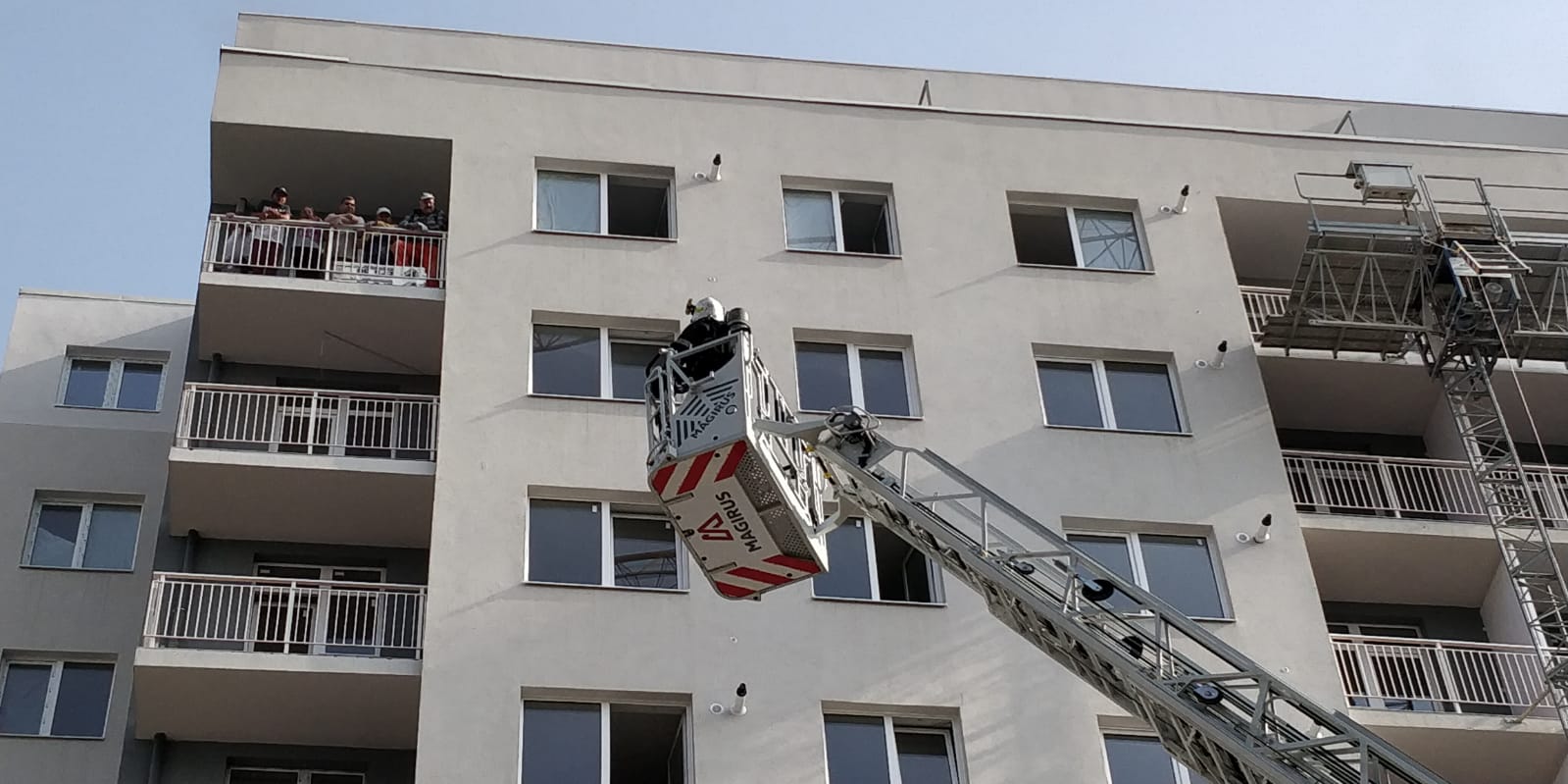 Incendiu la un bloc din Cluj-Napoca. Locatari evacuaţi de pompieri cu scara