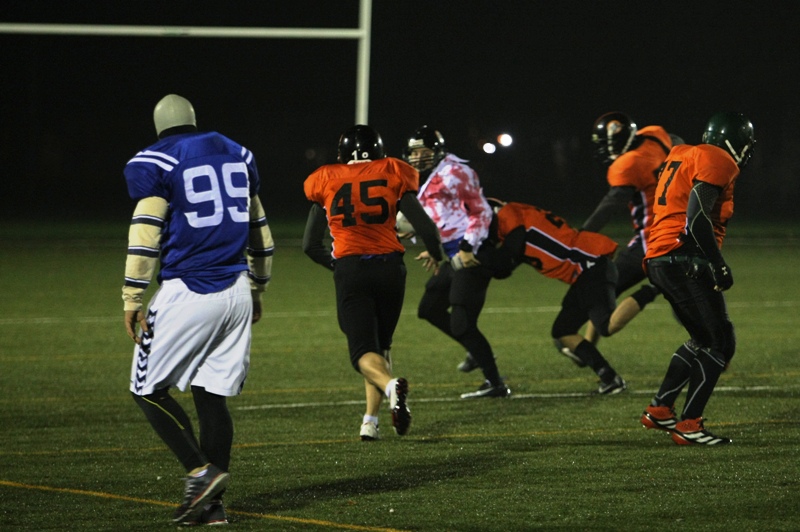 FOTO / Meci de groază la ”Arcul de Triumf”! Arlechinii şi Rebelii au jucat rugby-fotbal american