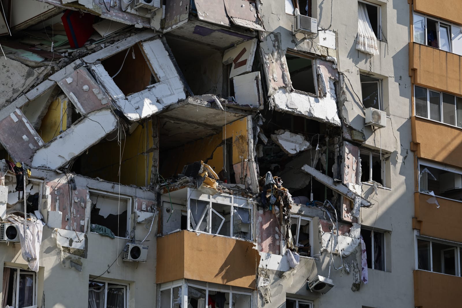 Locatarii blocului care a explodat în Rahova acum 6 luni sunt disperați: „Nimeni nu ne ajută. Venim ca proștii pe aici, ne uităm și plecăm”