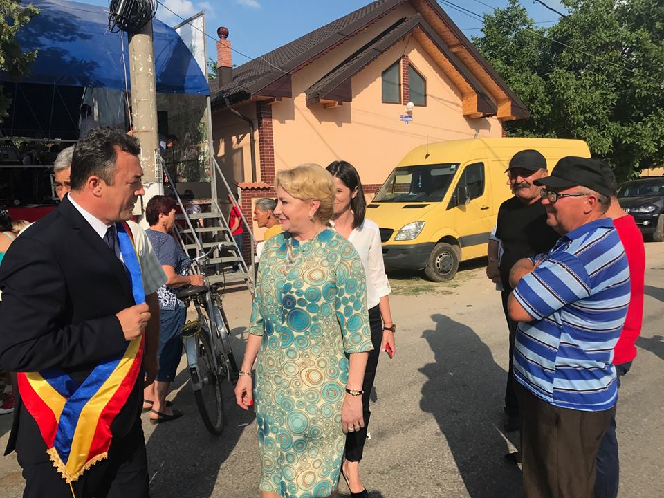 Atunci și Acum: Viorica Dăncilă, campanii pe tocuri, pe ulițele satului și iubitoare a portului tradițional