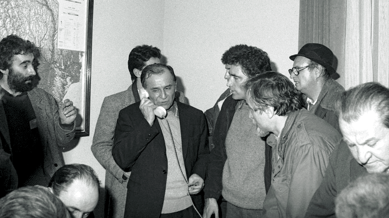Cum a preluat Ion Iliescu puterea absolută în timpul Revoluției din decembrie 1989. „Am intrat în legătură cu ambasada sovietică ca să comunice la Moscova, să se ştie cine suntem şi ce vrem”