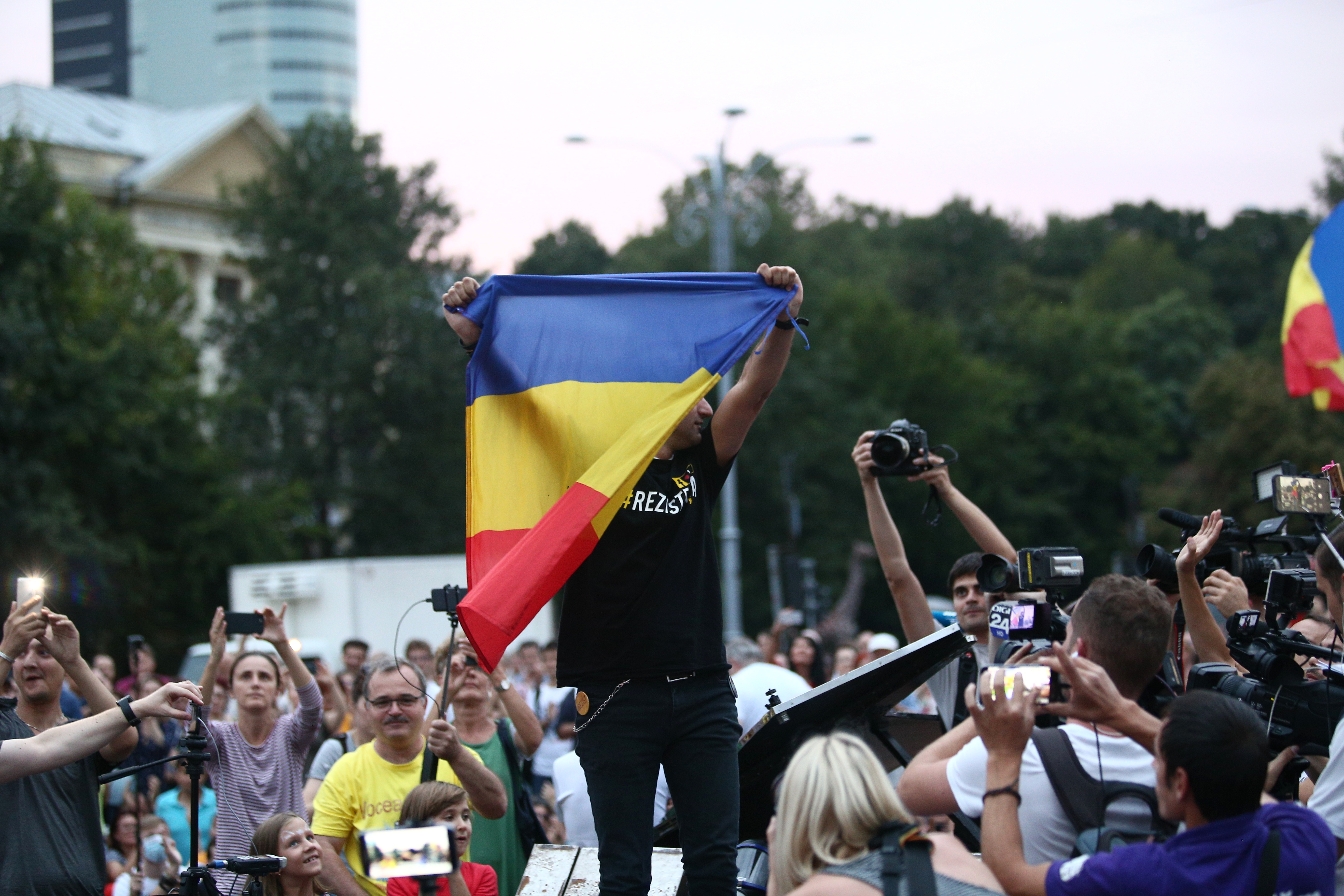 VIDEO/ Protest intitulat „Gust de libertate”, în Piața Victoriei. Moment emoționant oferit de pianistul Davide Martello / GALERIE FOTO
