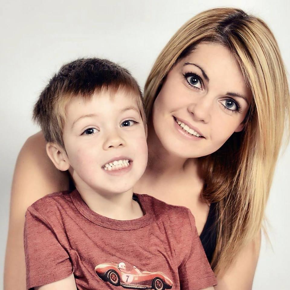 FOTO | O tânără mamă a fost diagnosticată cu cancer de sân la doar două zile după ce i s-a spus că e gravidă. Femeia a murit după ce născut