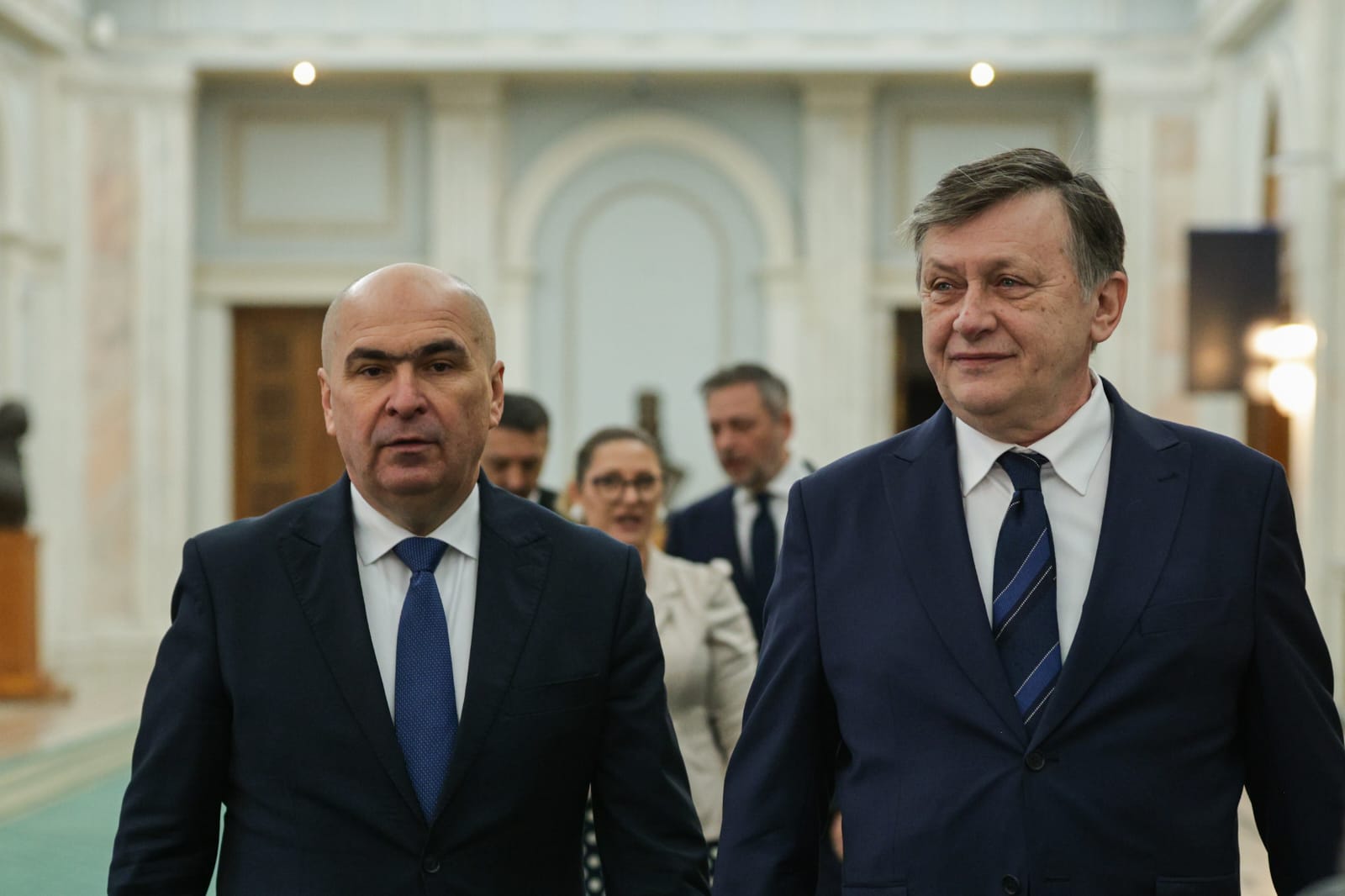 Ce nu s-a văzut la TV la „ungerea” lui Crin Antonescu drept prezidențiabil: atacuri în rafală la adresa lui Georgescu și jocuri de culise pentru împărțirea funcțiilor din Executiv