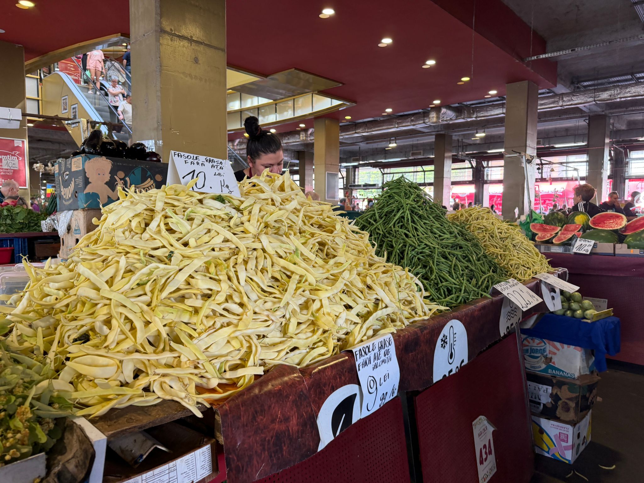 Cât costă legumele românești în Piața Obor. Prețurile pentru roșii, castraveți, cartofi, ardei, ceapă și fasole