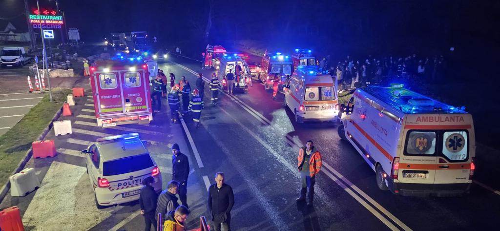 Grav accident rutier în Sibiu. Două autocare în care se aflau 90 de persoane, dintre care 84 de copii, s-au ciocnit. 33 dintre ei, duși la spital