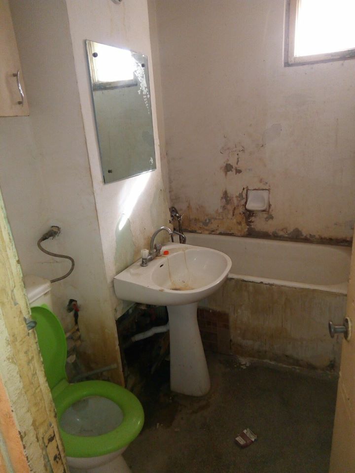 FOTO/ Apartamentele repartizate medicilor de la Spitalul de Psihiatrie Galați, pline de gunoaie, cu pereți scorojiți, țevi ruginite și geamuri sparte