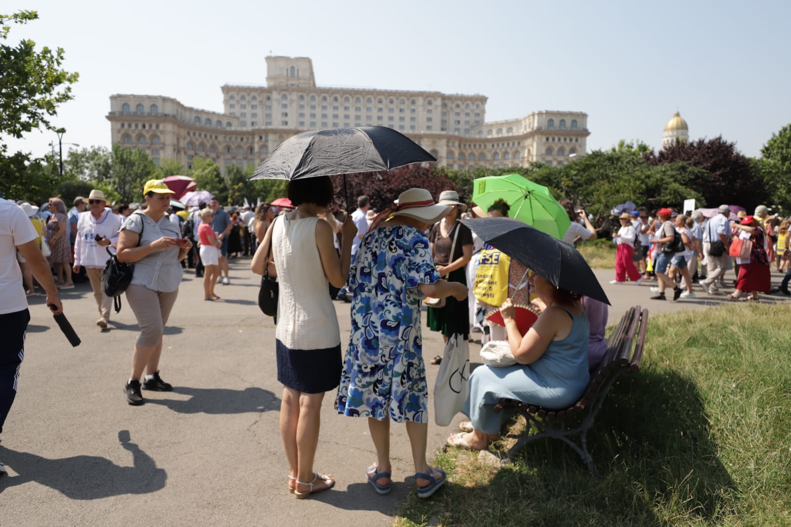 Profesorii și angajații din Sănătate protestează în fața Parlamentului chiar în ziua când Guvernul Bolojan își asumă măsurile de austeritate