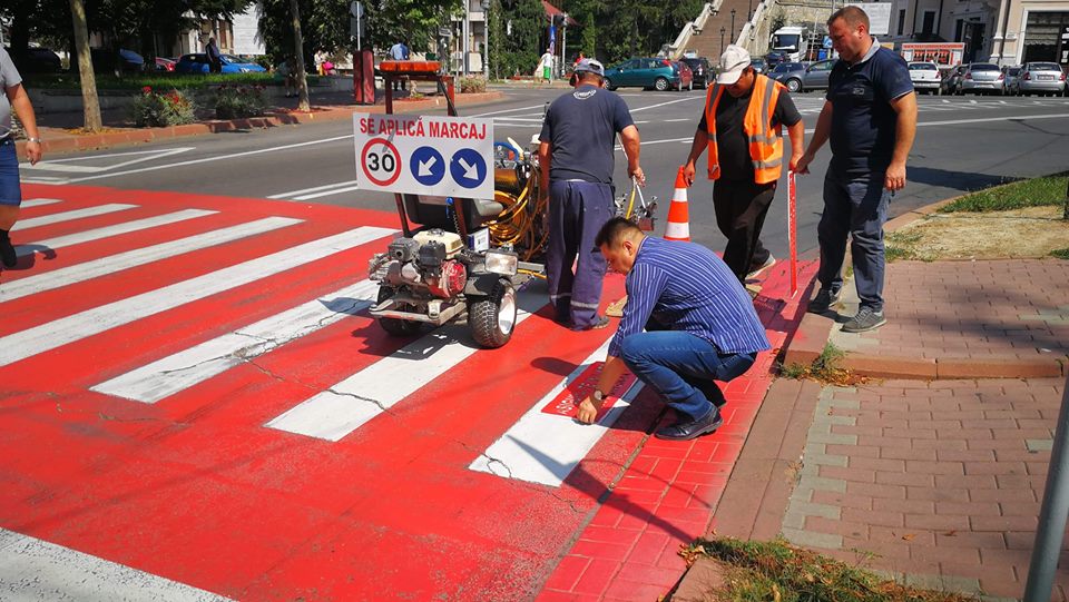 Mesajele de pe trecerile pentru pietoni au apărut în Piatra-Neamț. „Scoate căștile!”, „Nu folosi telefonul!”