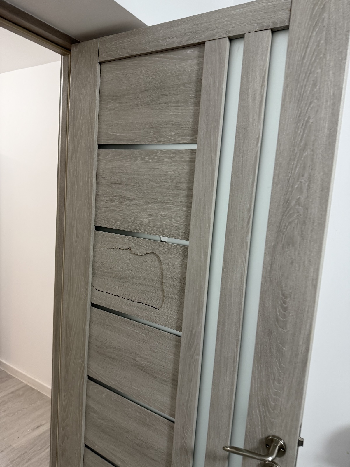 Imagini înainte și după cu apartamentul pe care Calina Dumitrescu l-ar fi distrus. Proprietara rupe tăcerea: „O pune pe mama ei sa se ocupe de mizeria pe care ea o face”