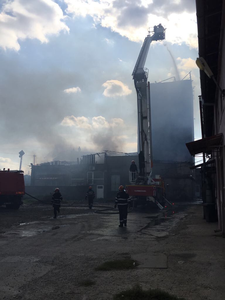 FOTO: Incendiu violent la o patiserie din Oradea. Zeci de pompieri mobilizați și o persoană rănită
