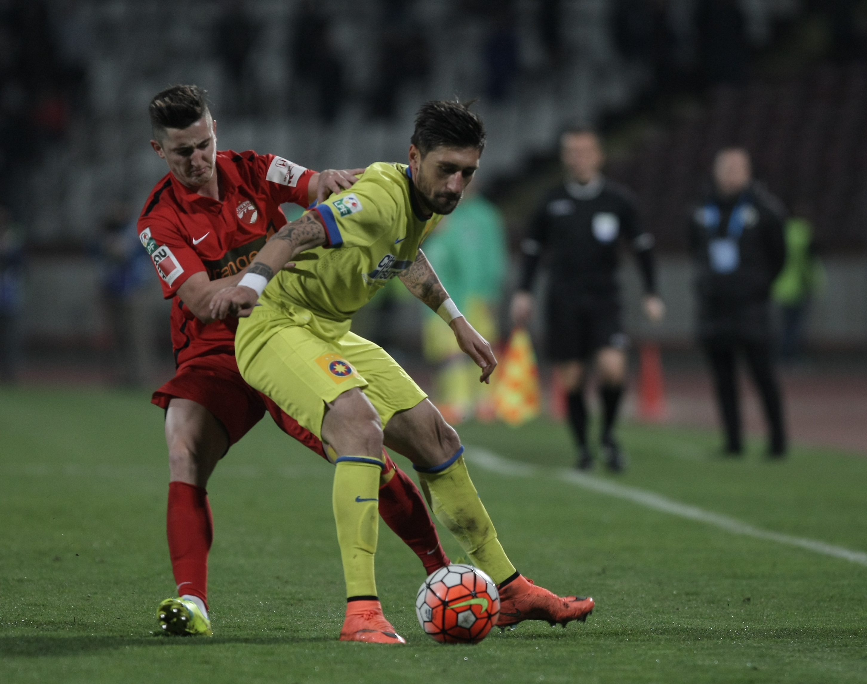 Liga 1, etapa 1, play-off: Dinamo - Steaua 1-1. Hamroun, dintr-un ofsaid puțin detectabil, a găsit plasa cu un șut la colțul lung. Ex-stelistul Bicfalvi a ridicat ”câinii” din Groapă și a egalat în final! Dramă Marica: s-a accidentat, iar Euro 2016 e tot mai departe! Dinamo, 11 meciuri fără eșec. Fiecare echipă a terminat jocul în 10 oameni / BLOG&FOTO
