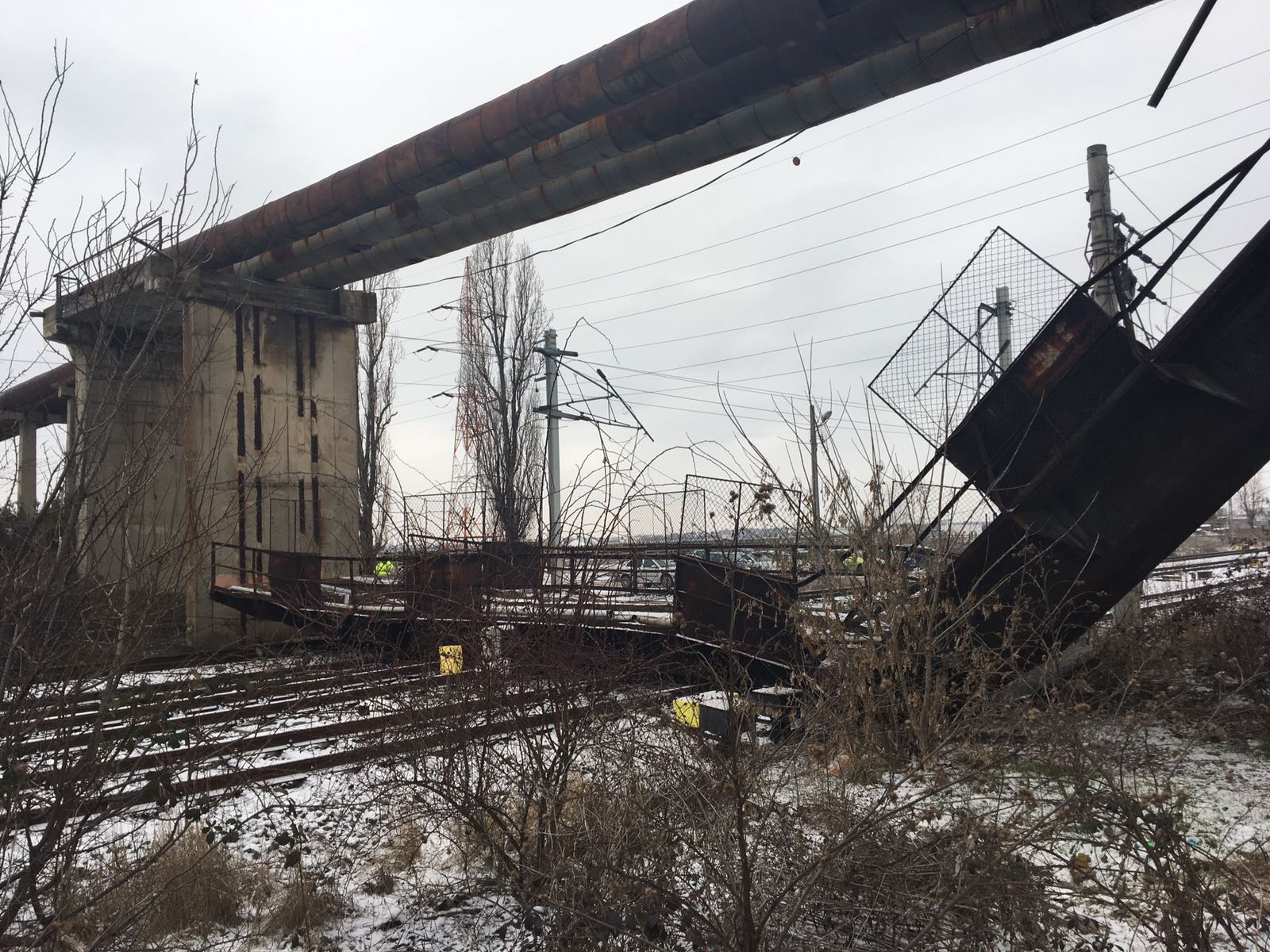 UPDATE/Traficul feroviar a fost reluat complet pe ruta București-Brașov. O pasarelă s-a prăbușit peste calea ferată, la Ploiești / FOTO&VIDEO