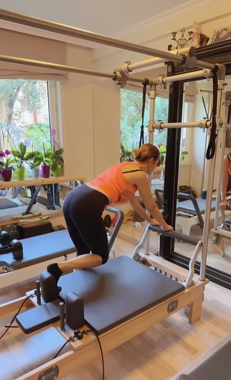 Cum arată Andreea Marin în colanți, cu abdomenul la vedere. Secretul pentru a se menține în formă la 50 de ani: „Înainte aveam 20 de kilograme în plus”