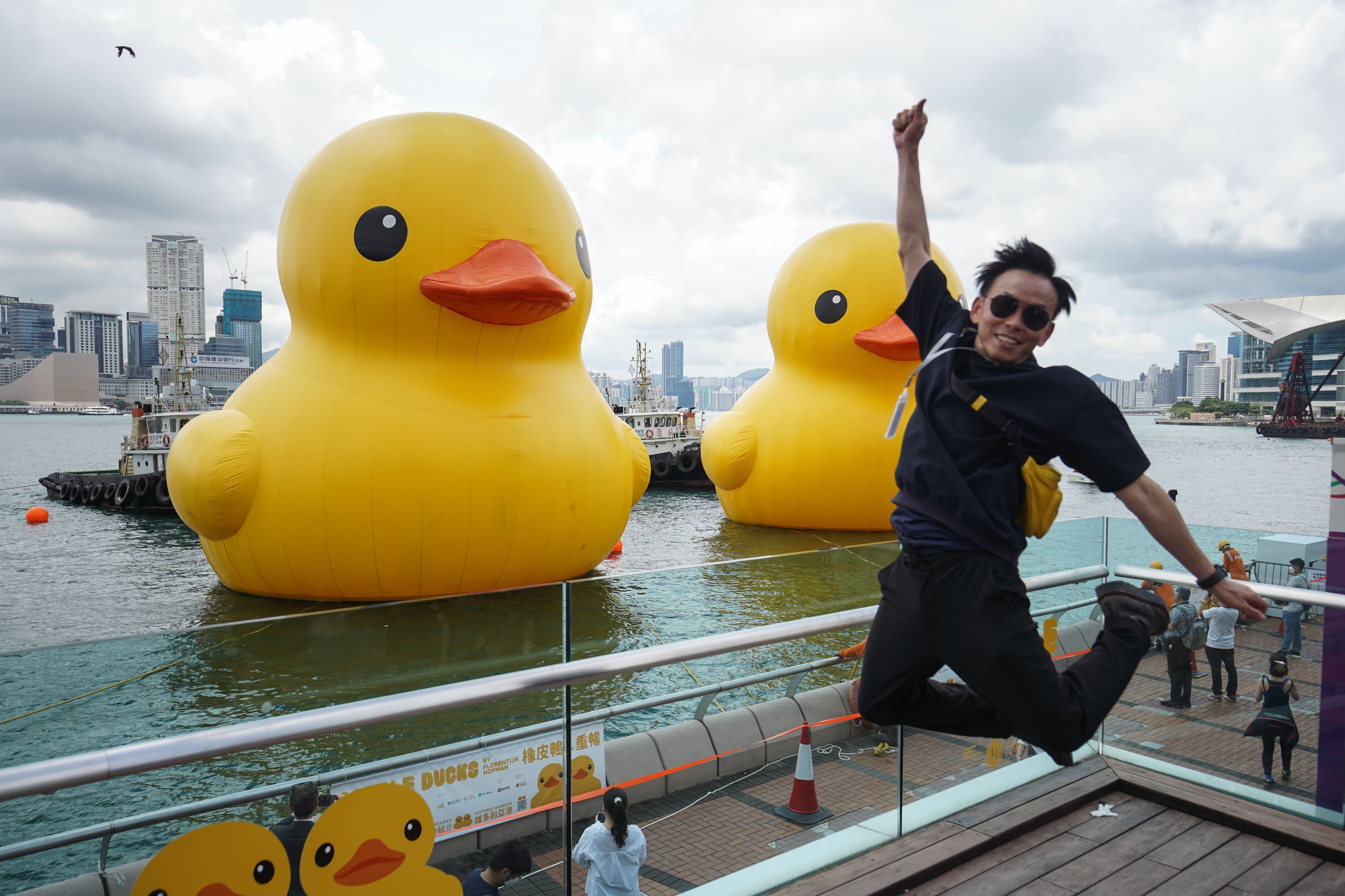 Apariție inedită într-un port: două rațe uriașe gonflabile, pentru „fericirea dublă” a locuitorilor din Hong Kong