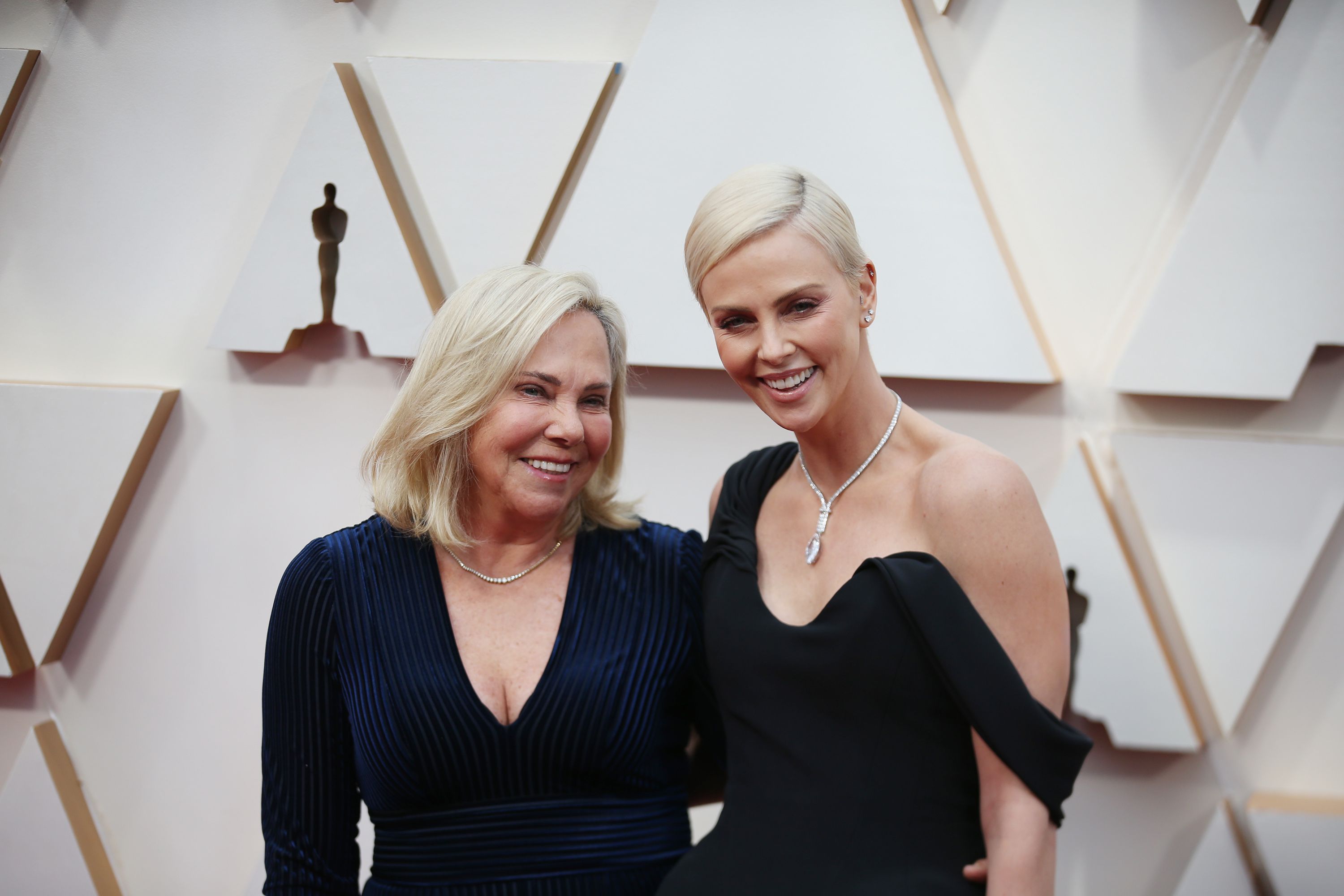 Charlize Theron a povestit cum mama sa l-a împușcat și l-a ucis pe tatăl ei alcoolic. Actrița a văzut totul, când avea 15 ani